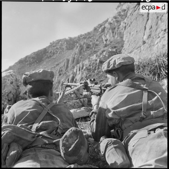 Kouriet. Le 1ère classe du 1er régiment de parachutistes coloniaux (RPC) 57 2/C de Soissons Aisne avec son pourvoyeur.