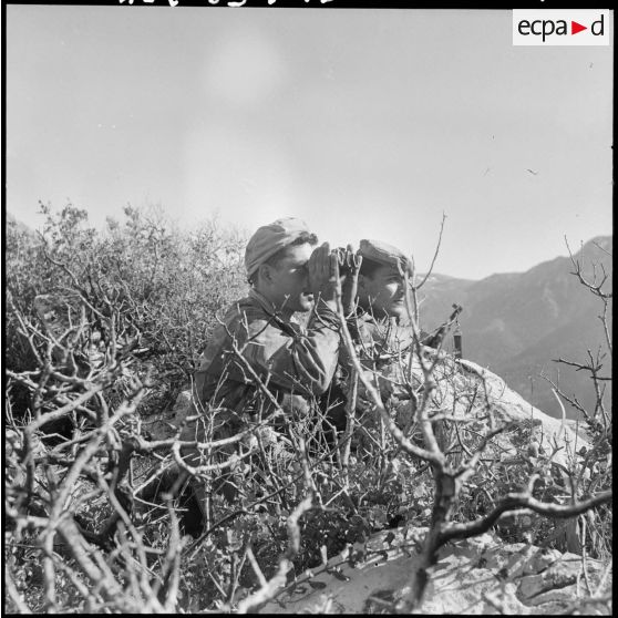 Kouriet. Le 2ème classe du 1er régiment de chasseurs parachutistes (RCP) 58 1/B de Noyon (Oise) en observation.