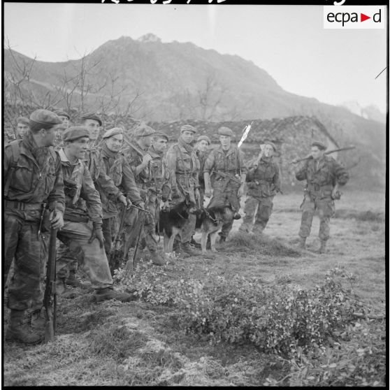 Kouriet. Un groupe est prêt à partir avec 2 chiens de pelotons cynophile.