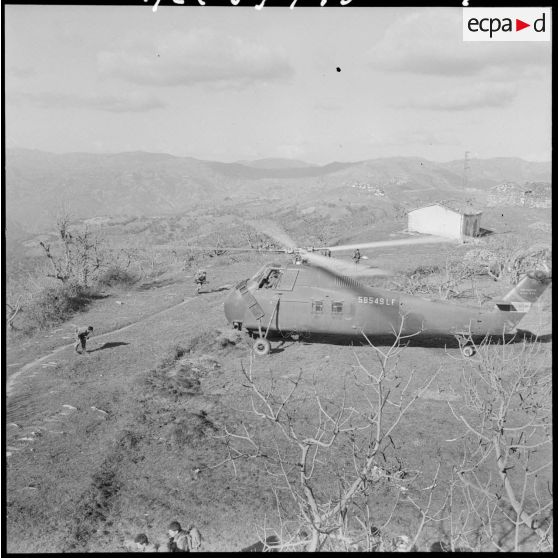Kouriet. Héliportage des commandos du 1er régiment de parachutistes coloniaux (RPC).