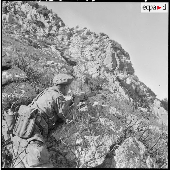 Kouriet. Un 2ème classe du 1er régiment de parachutistes coloniaux 58 1/C Epinal (Vosges) prêt à se servir de son fusil.