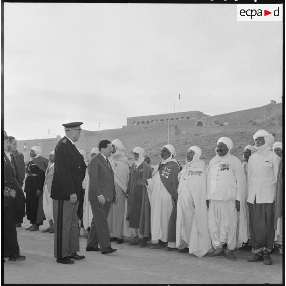Ghardaïa. Jacques Soustelle est salué par les hautes personnalités du Mzab et par les anciens combattants.