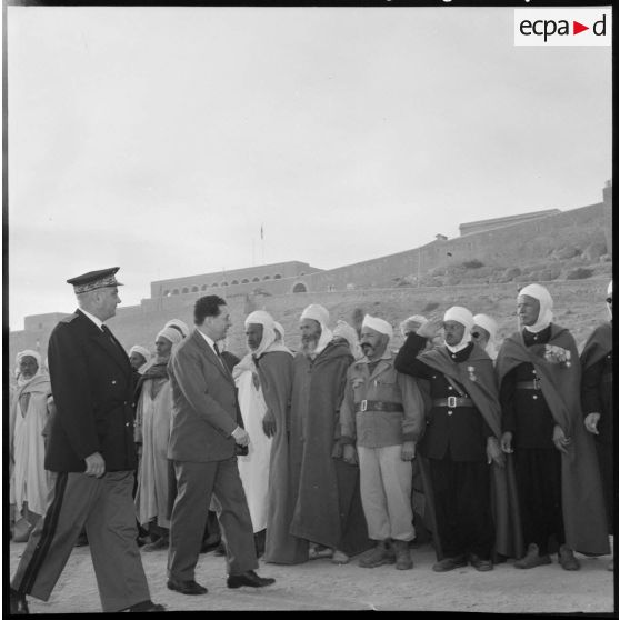 Ghardaïa. Jacques Soustelle est salué par les hautes personnalités du Mzab et par les anciens combattants.