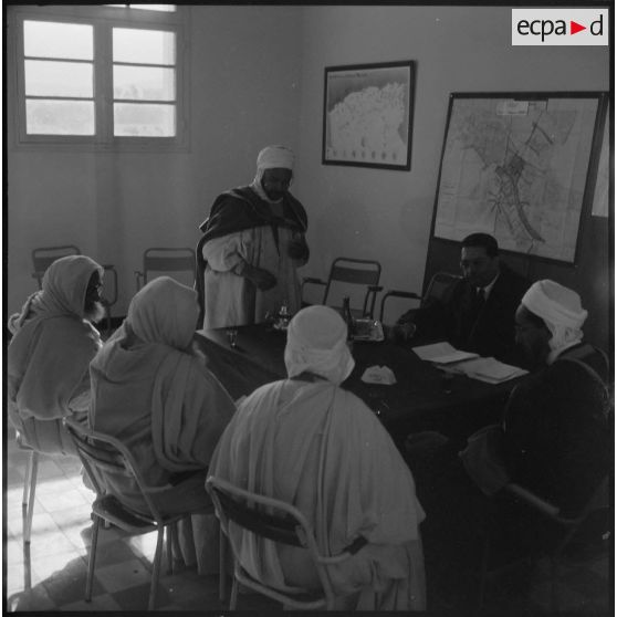 Ghardaïa. Jacques Soustelle préside une séance de travail.