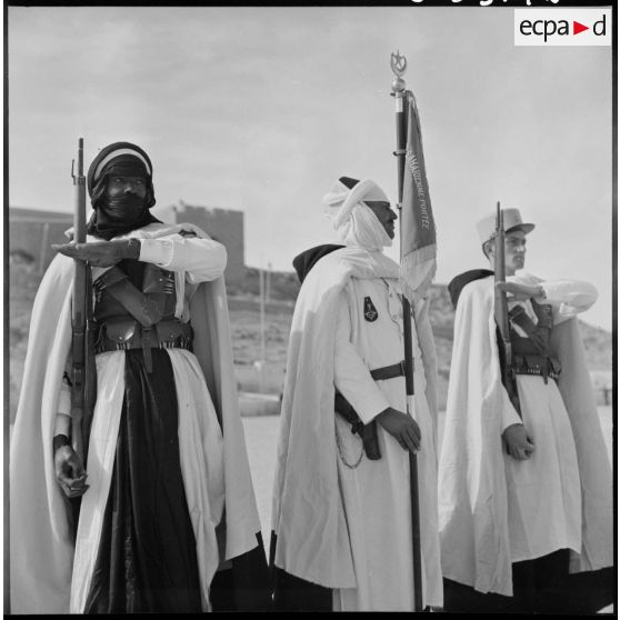 Ghardaïa. Jacques Soustelle serre la main d'une autorité locale.