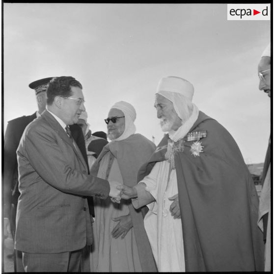 Ghardaïa. Jacques Soustelle serre la main d'une autorité locale.