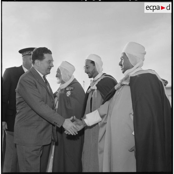 Ghardaïa. Jacques Soustelle serre la main d'une autorité locale.
