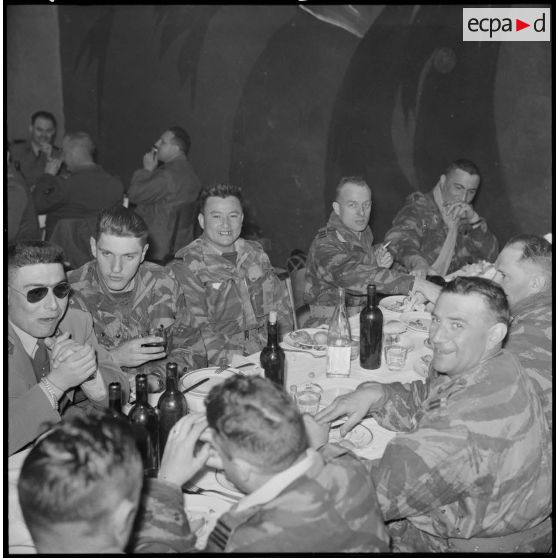 Hassi-R'Mel. Les autorités déjeunent à l'issue de la visite du chantier pétrolier de la SN REPAL.