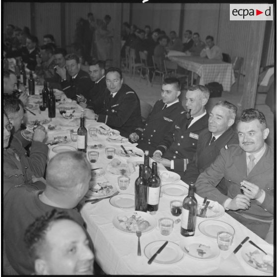 Hassi-R'Mel. Les autorités déjeunent à l'issue de la visite du chantier pétrolier de la SN REPAL.