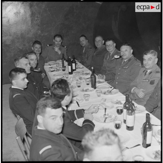 Hassi-R'Mel. Les autorités déjeunent à l'issue de la visite du chantier pétrolier de la SN REPAL.