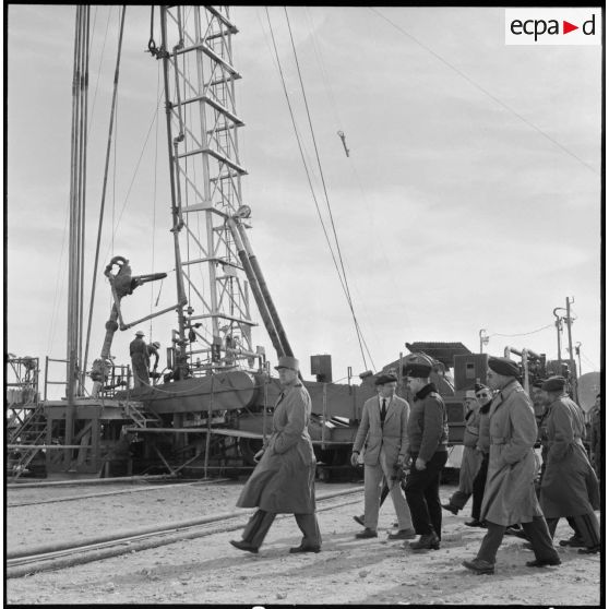 Hassi-R'Mel. Le général Allard et els autorités visitent le chantier pétrolier de la SN REPAL.