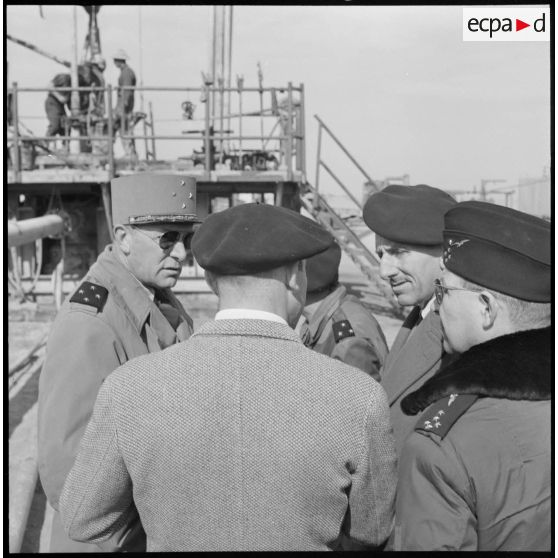 Hassi-R'Mel. Les généraux Challe, Allard et Massu écoutent une autorité.