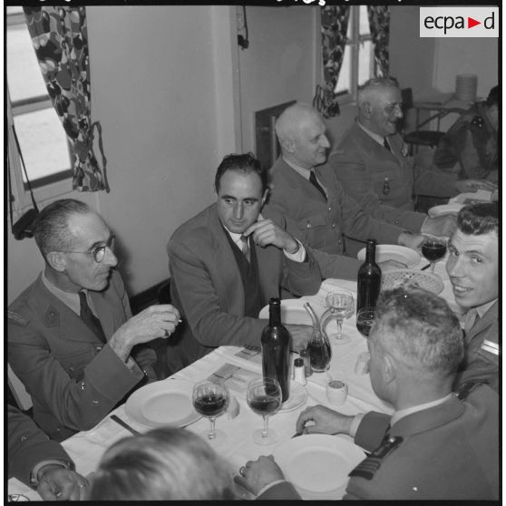 Hassi-R'Mel. Les autorités déjeunent à l'issue de la visite du chantier pétrolier de la SN REPAL.