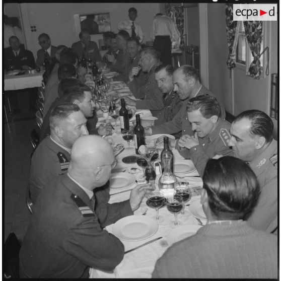 Hassi-R'Mel. Les autorités déjeunent à l'issue de la visite du chantier pétrolier de la SN REPAL.