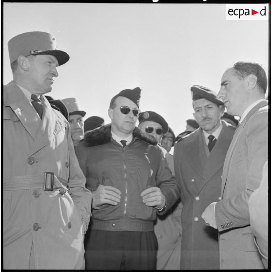 Hassi-R'Mel. Les généraux Challe, Allard et Massu écoutent une autorité.