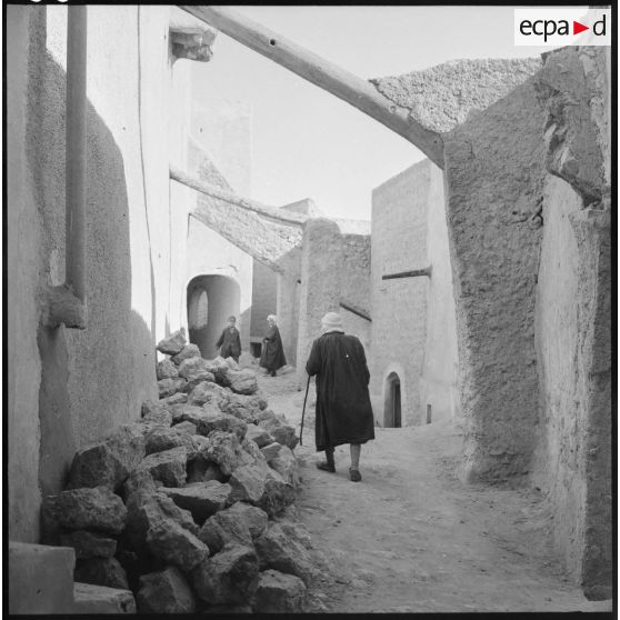 Ghardaïa. Passants dans une rue.