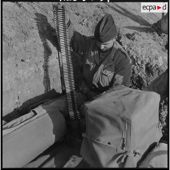 Préparatifs pour le départ en opération du 8ème régiment d'infanterie motorisé (RIM) de Saïda.