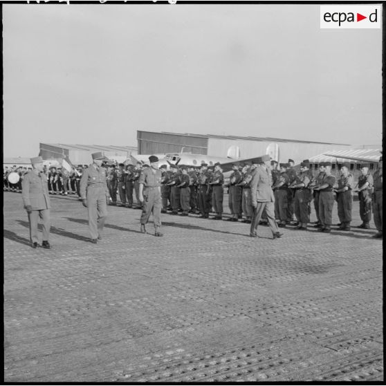 Inspection du général Allard dans l'est constantinois. Revue des troupes.