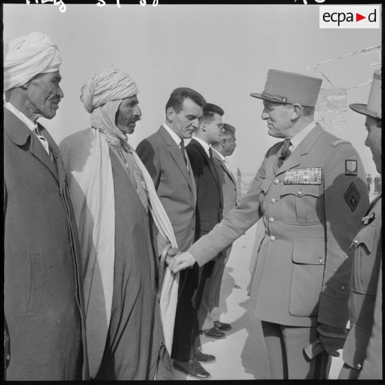 Inspection du général Allard dans l'est constantinois. Rencontre avec les autorités locales de Negrine.