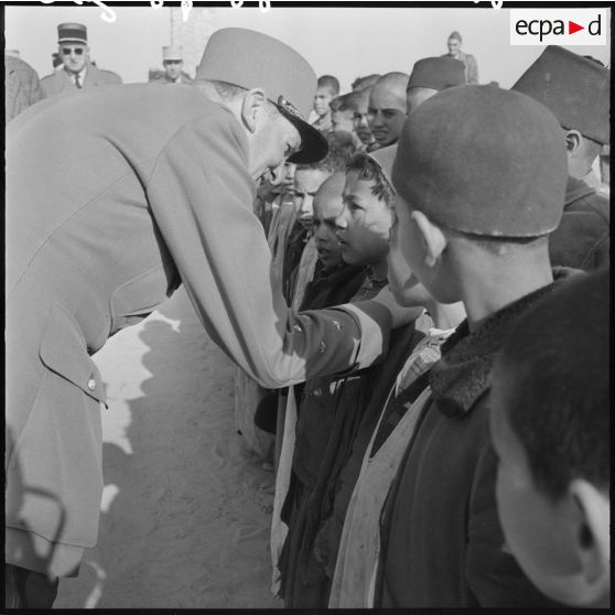 Inspection du général Allard dans l'est constantinois. Rencontre avec les enfants de Negrine.