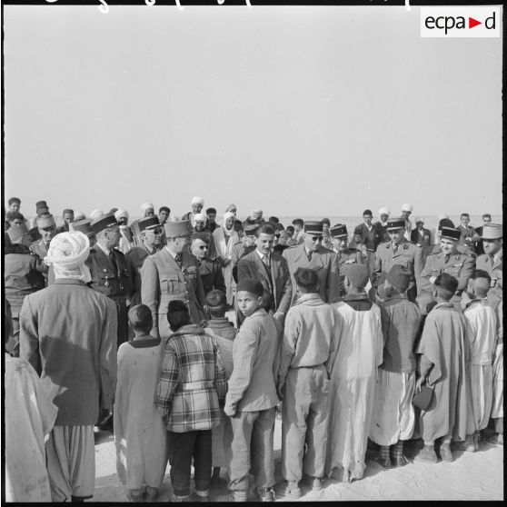 Inspection du général Allard dans l'est constantinois. Rencontre avec les enfants de Negrine.