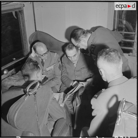 Inspection du général Allard dans l'est constantinois. Consultation d'une carte.