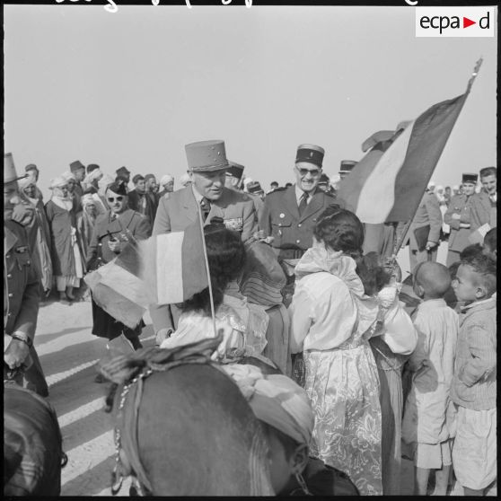 Inspection du général Allard dans l'est constantinois. Rencontre avec les enfants de Negrine.