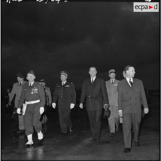 Maison Blanche. Base aérienne. Michel Debré accompagné des autorités pendant la cérémonie.