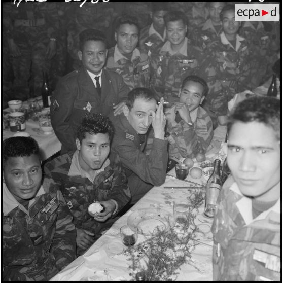 Beni-Messous. La fête du Têt. Le commando vietnamien pendant le repas.