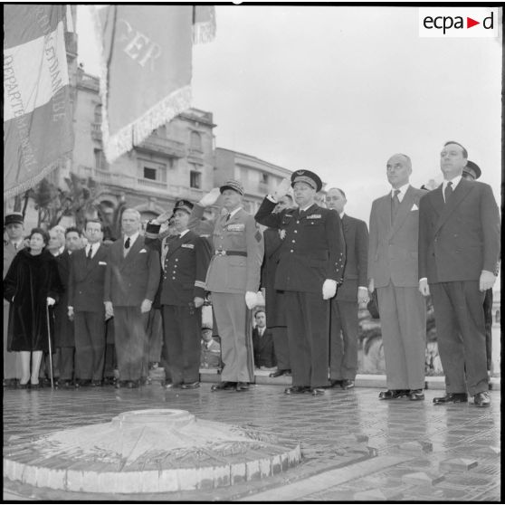Alger. Michel Debré se recueille devant le monument aux morts.