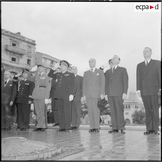 Alger. Michel Debré se recueille devant le monument aux morts.