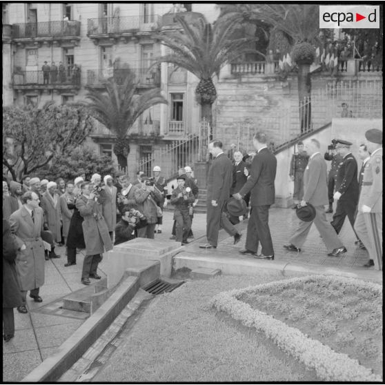 Alger. Michel Debré quitte le monument aux morts.