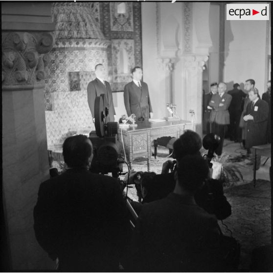 Alger. Palais d'été. Discours de Paul Delouvrier aux côtés de Michel Debré.