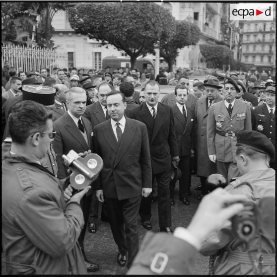 Michel Debré dans les rues d'Alger.