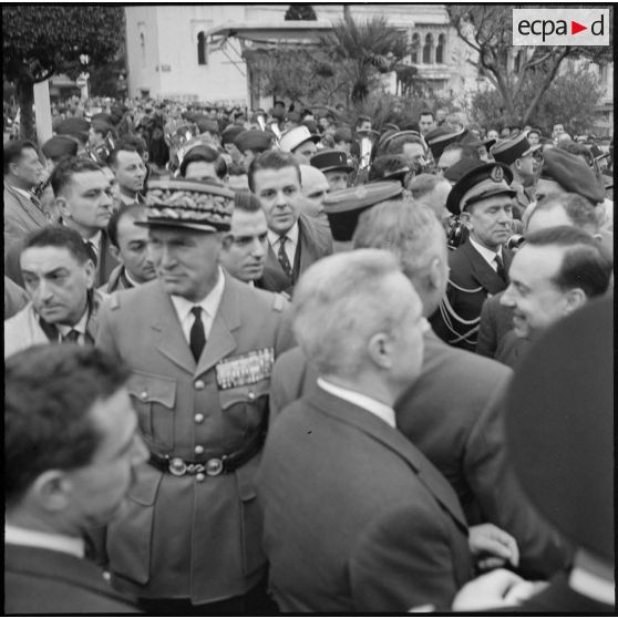 Michel Debré dans les rues d'Alger.