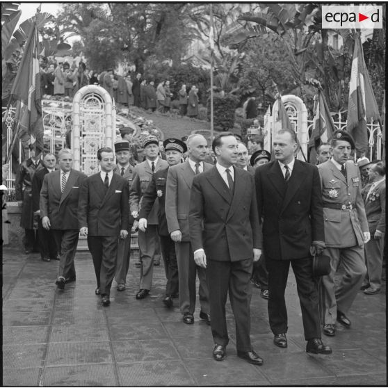 Alger. Michel Debré quitte le monument aux morts.