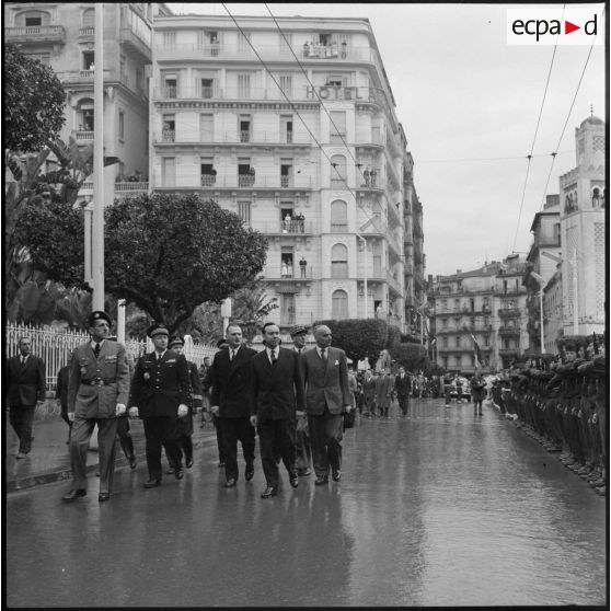 Alger. Michel Debré passe les troupes en revue.