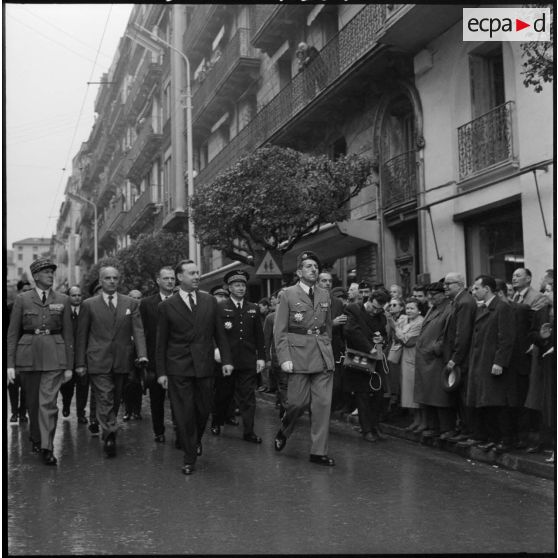 Alger. Michel Debré dans les rues d'Alger.