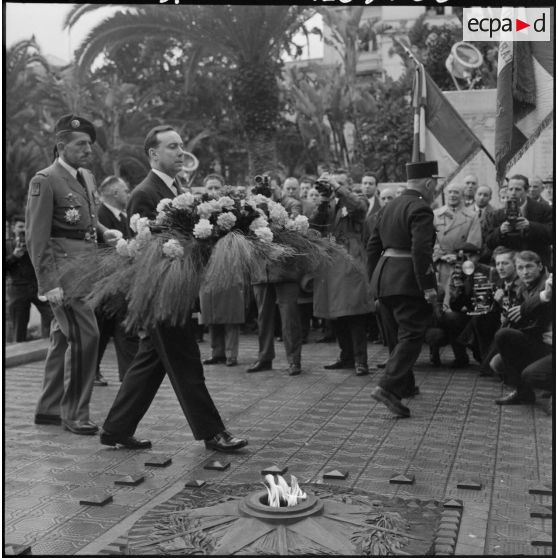 Alger. Michel Debré dépose une gerbe de fleurs au pied du monument aux morts.