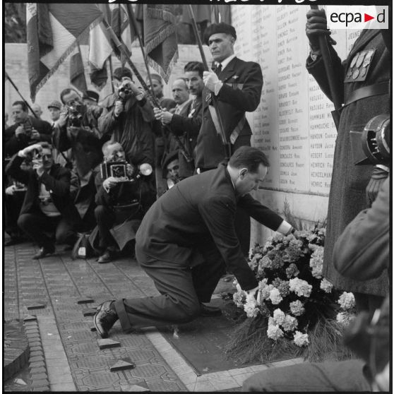 Alger. Michel Debré dépose une gerbe de fleurs au pied du monument aux morts.
