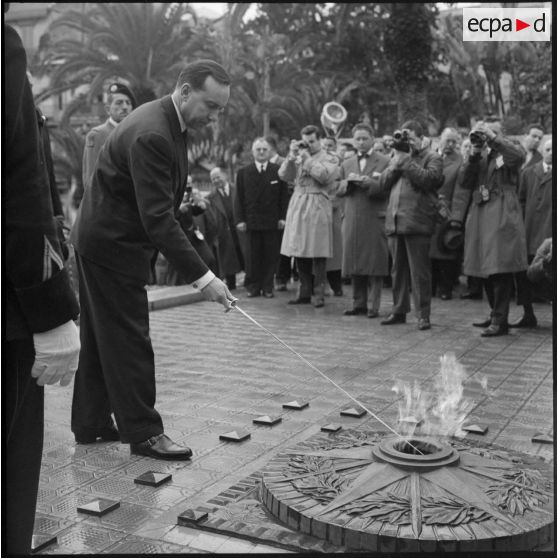 Alger. Michel Debré ranime la flamme au pied du monument aux morts.