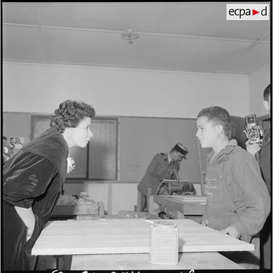 Rovigo. Ecole. Nafissa Sid Cara s'entretient avec un élève.