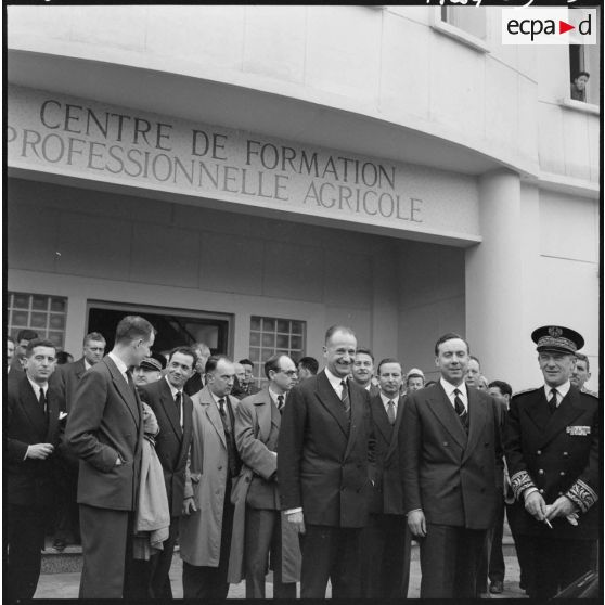 Rovigo. Monsieur Pelissier et Michel Debré devant le centre de formation professionnelle agricole.