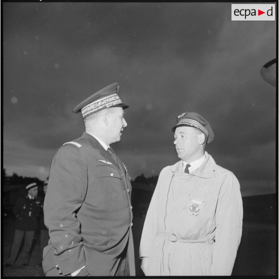 Maison Blanche. Le général Challe s'entretient avec une autorité avant le départ de Michel Debré.