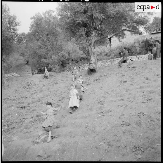 Ouled-Ouaret. Les enfants se rendent à l'école.