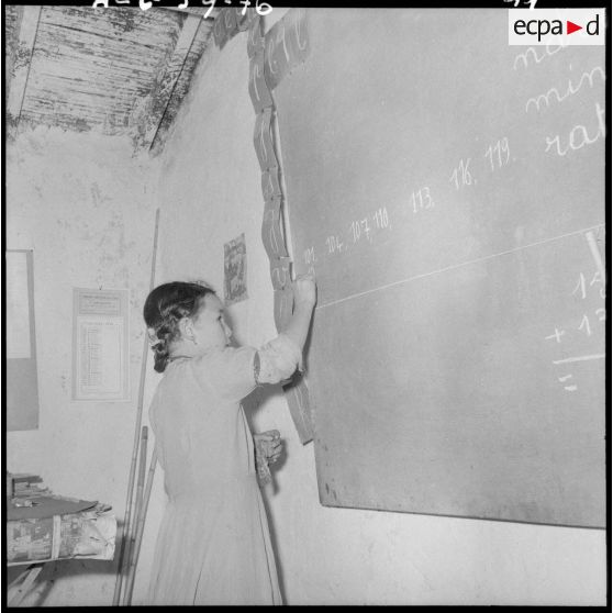 Ouled-Ouaret. Ecole. Pendant une leçon dans la classe.
