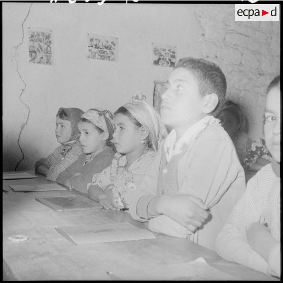 Ouled-Ouaret. Ecole. Pendant une leçon dans la classe.