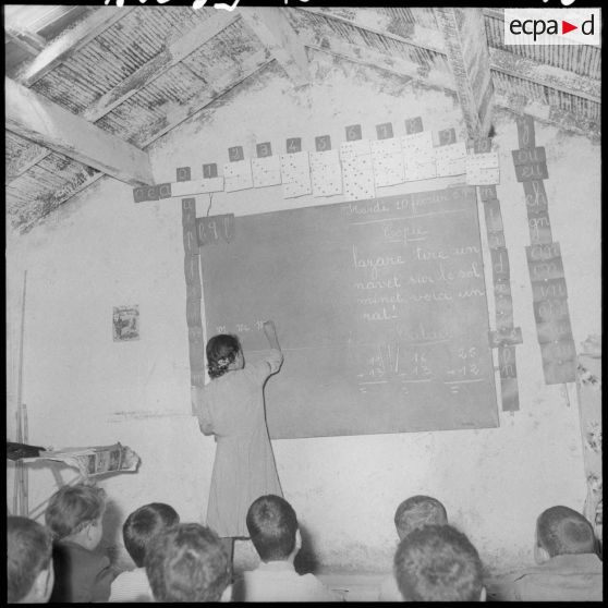 Ouled-Ouaret. Ecole. Une élève au tableau.
