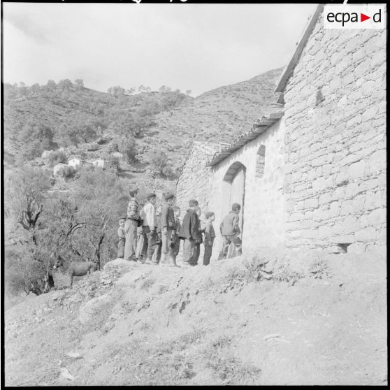 Ouled-Ouaret. Les enfants se rendent à l'école.