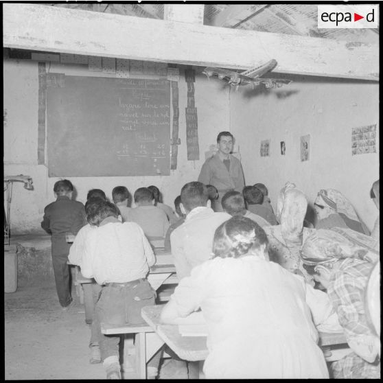 Ouled-Ouaret. Ecole. Pendant une leçon dans la classe.
